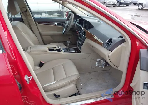 2014 Mercedes-Benz C 250 Sport z USA, uszkodzony, nr VIN WDDGF4HB2EA932699